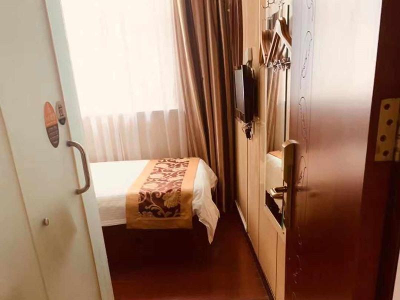 Greentree Baoshan District Gongfu New Village Metro Station Express 3*